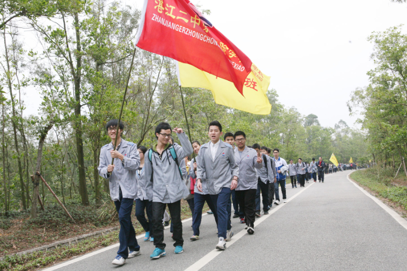 学校经常组织学生到森林公园徒步.JPG